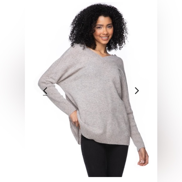 NWT•Subtle Luxury •100% Cashmere Reversible Easy V-Neck Sweater• - Picture 7 of 11